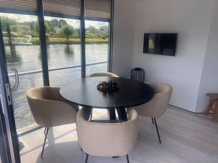 La Mare Houseboat Hotel Nederhorst den Berg Bagian luar foto