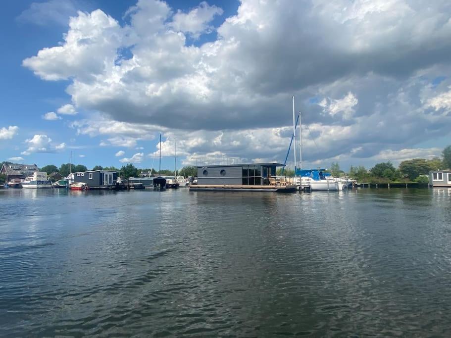 La Mare Houseboat Hotel Nederhorst den Berg Bagian luar foto